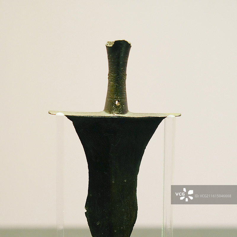 广西壮族自治区博物馆中国西南地区青铜文明特展西汉时期一字格曲刃铜剑图片素材