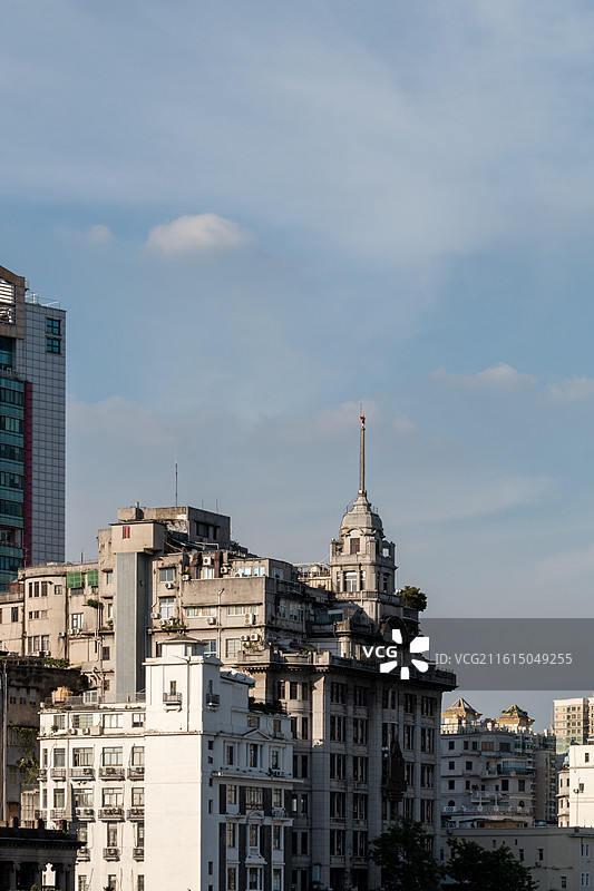 低视角下的广州邮政博览馆和南方大厦特写镜头自然风光图片素材