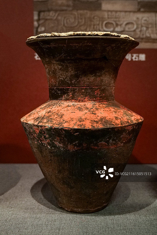 陶折肩瓶 新石器时代 石峁文化 陕西神木石峁遗址 陕西省考古研究院藏 中国考古博物馆文明起源展厅图片素材