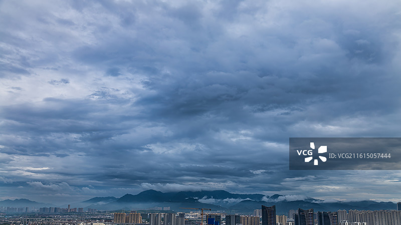 城市上空下雨前乌云密布的天空图片素材