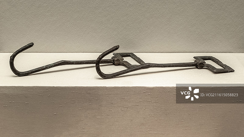 中国国家博物馆展出的战国 楚国楚考烈王芈熊元武王墩一号大墓的出土文物 青铜鼎钩图片素材