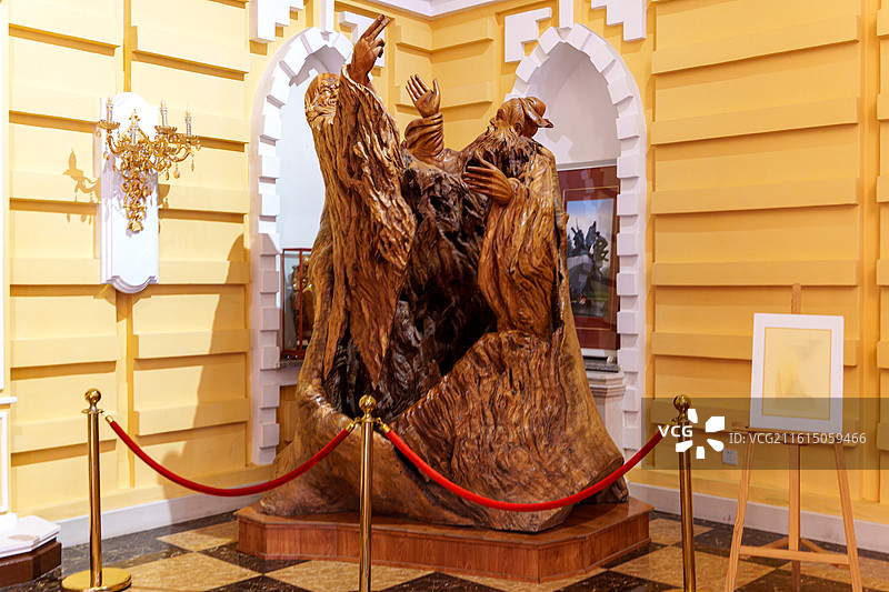 东北黑龙江哈尔滨伏尔加庄园彼得洛夫艺术宫，黄墙白拱旁立根雕，金饰衬出浓郁艺术质感图片素材