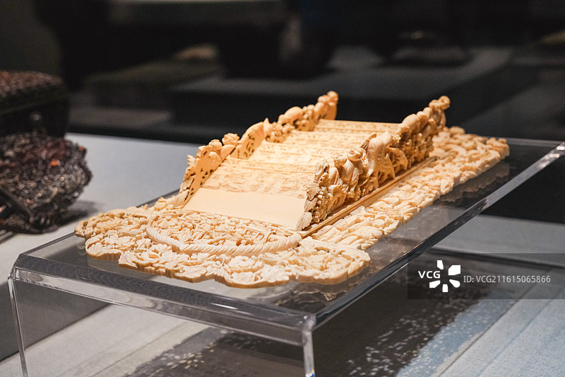 广东省博物馆藏清代象牙雕花卉人物信插图片素材