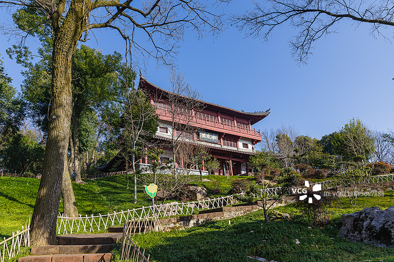 松风阁掩映于鄂州西山剑石山峰下南向的茂密松林中,与峰顶的望楚亭上下呼应。 松风阁始建于北宋崇宁年间。图片素材