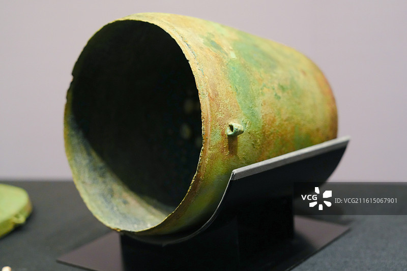 广西壮族自治区博物馆中国西南地区青铜文明特展战国时期桶形带盖铜贮贝器图片素材