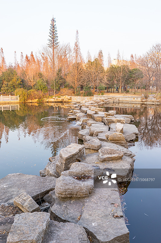 中国山东省济宁市泗水县圣源湖公园，一轴、一水、四区，石头铺的桥梁，户外白昼无人图像摄影图片素材