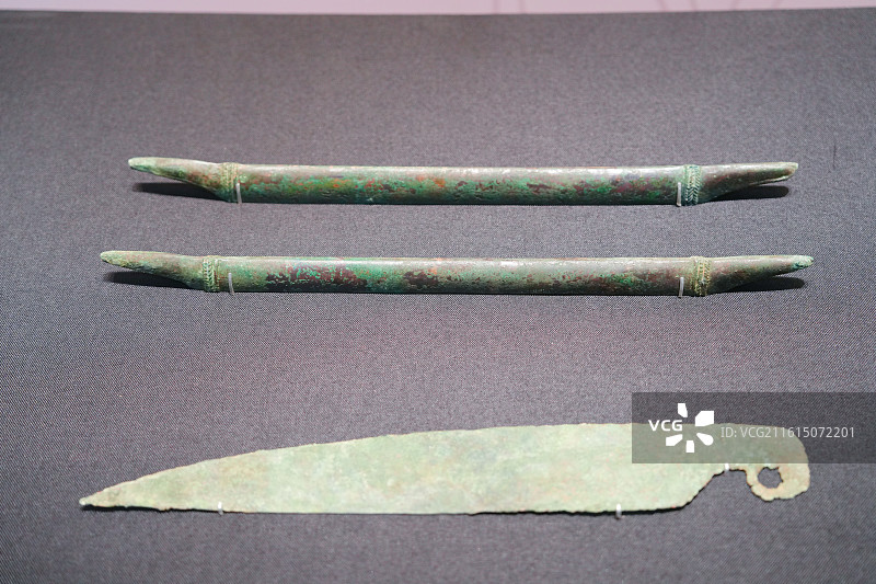 广西壮族自治区博物馆中国西南地区青铜文明特展战国时期铜打纬刀和铜卷经杆图片素材