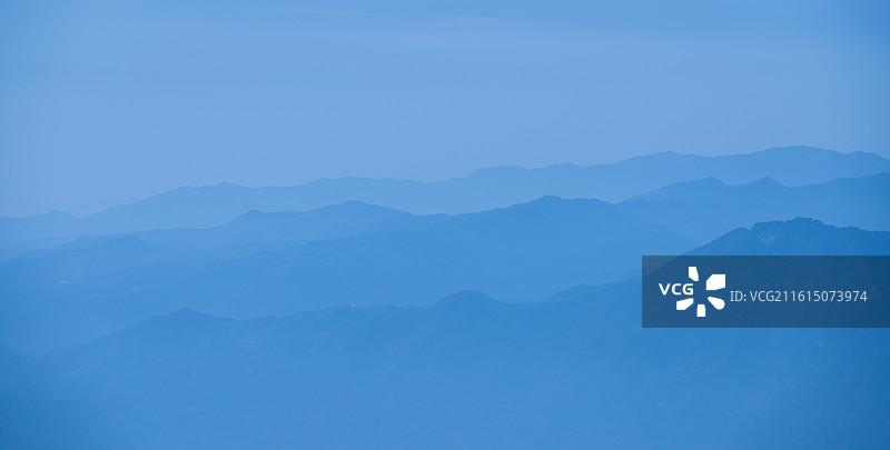 安徽安庆市潜山天柱山世界地质公园蓝色调印象风光背景——高空眺望连绵起伏峰峦叠嶂的一道道云雾山峦图片素材