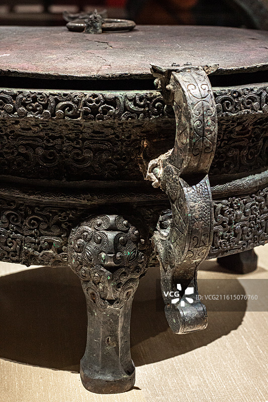 中国国家博物馆展出的战国 楚国楚考烈王芈熊元武王墩一号大墓的出土文物 九鼎八簋的升鼎纹饰兽足龙身耳图片素材