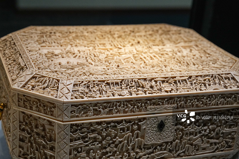 广东省博物馆藏清代象牙镂雕人物针线盒图片素材
