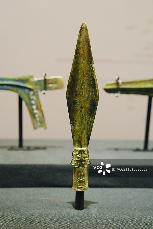 广西壮族自治区博物馆中国西南地区青铜文明特展战国时期虎首纹菱形铜矛图片素材