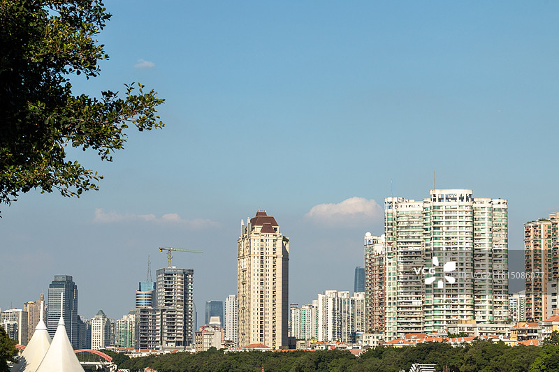 秋天蓝天白云下的广州沿江西路横跨珠江两岸的解放桥和两岸的摩天大楼城市建筑自然风光图片素材