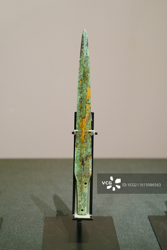 广西壮族自治区博物馆中国西南地区青铜文明特展战国时期巴蜀柳叶形虎银斑纹青铜剑图片素材