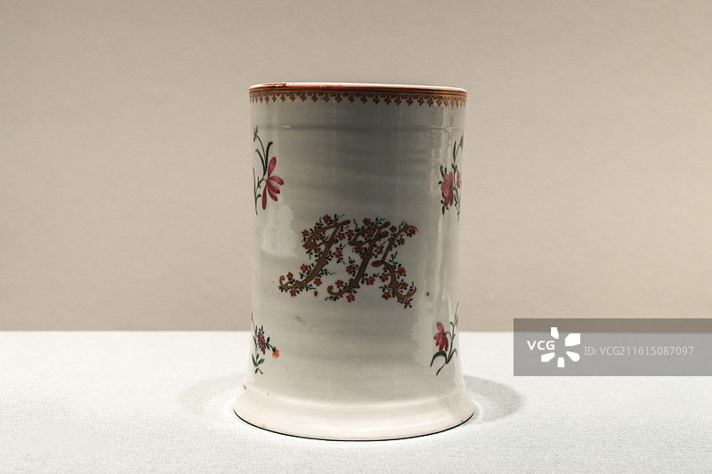 广东省博物馆藏清中期广彩徽章纹马克杯图片素材