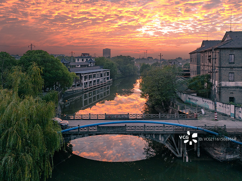 日落时的高角度城市景观图片素材