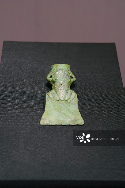 广西壮族自治区博物馆中国西南地区青铜文明特展西汉时期蛙形銎铜钺图片素材