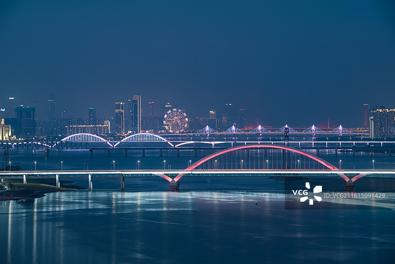 振翅飞翔-万类霜天竞自由图片素材