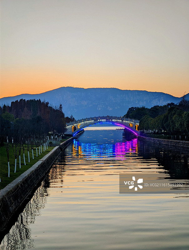 傍晚昆明盘龙江入滇口的拱桥风景图片素材