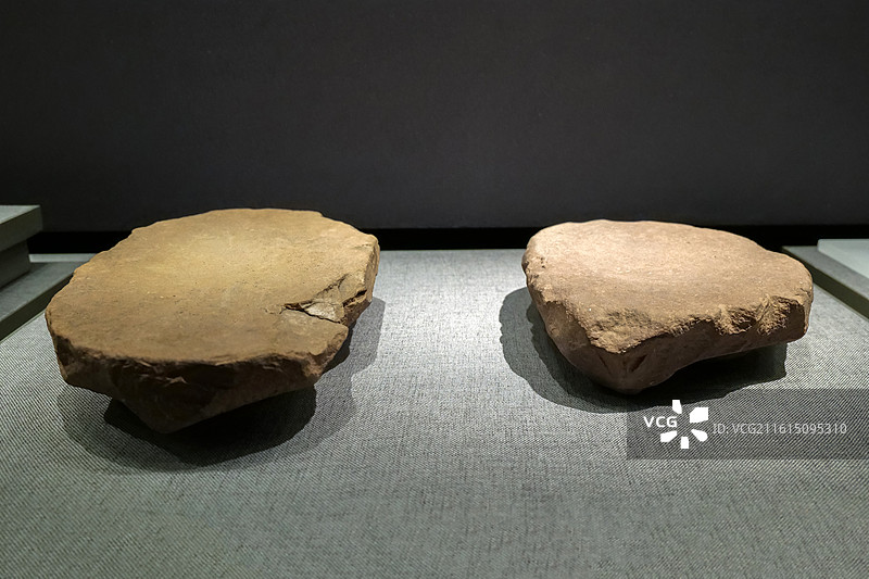 石磨盘 旧石器时代 山西沁水下川遗址 中国考古博物馆（中国历史研究院）文明起源展厅图片素材