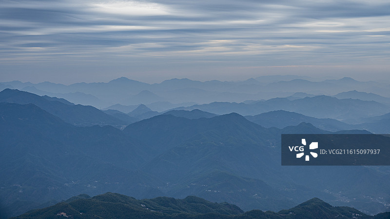 安徽安庆市潜山天柱山世界地质公园蓝色调印象风光背景——高空眺望连绵起伏峰峦叠嶂的一道道云雾山峦图片素材