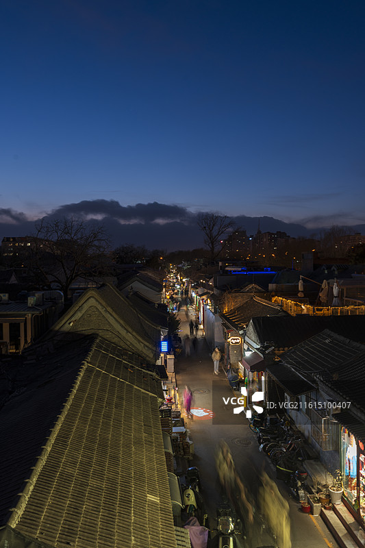 蓝调下的五道营胡同图片素材