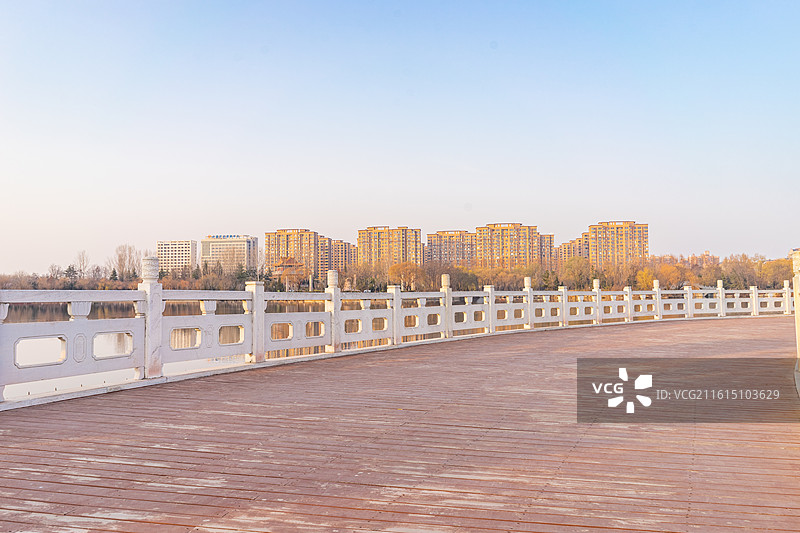 中国山东省济宁市泗水县圣源湖公园风景区，白色大理石围栏和木质地板，户外白昼无人图像摄影图片素材