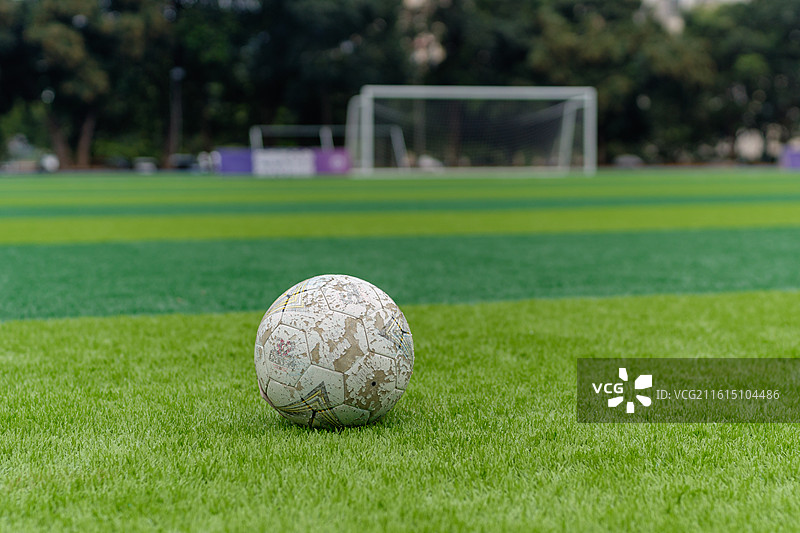 足球场上的足球图片素材