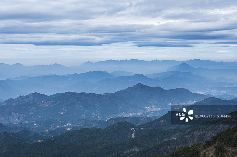 安徽安庆市潜山天柱山世界地质公园蓝色调印象风光背景——高空眺望连绵起伏峰峦叠嶂的一道道云雾山峦图片素材