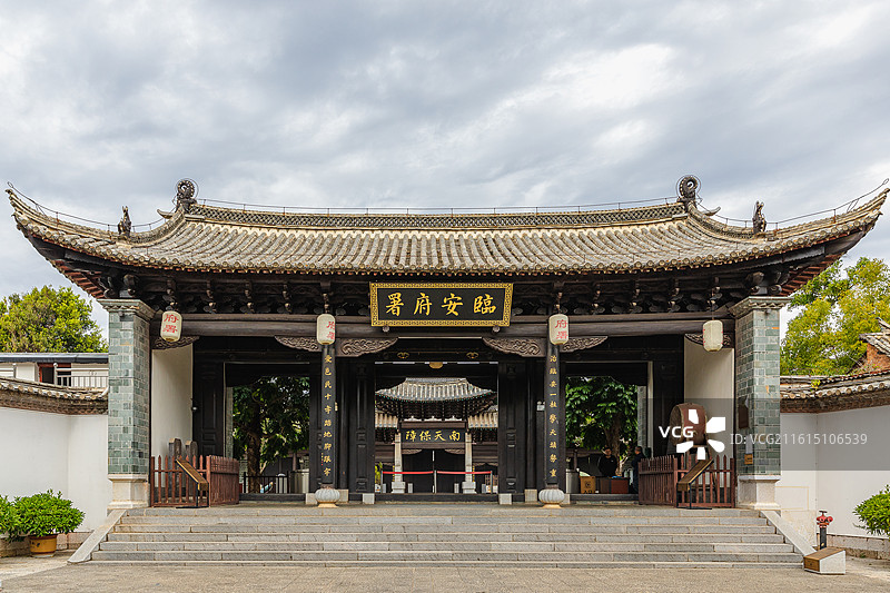 临安府署在云南红河建水县。作为滇南明清时期最高行政机构，其建筑群包含仪门、戒石坊、大堂等。图片素材