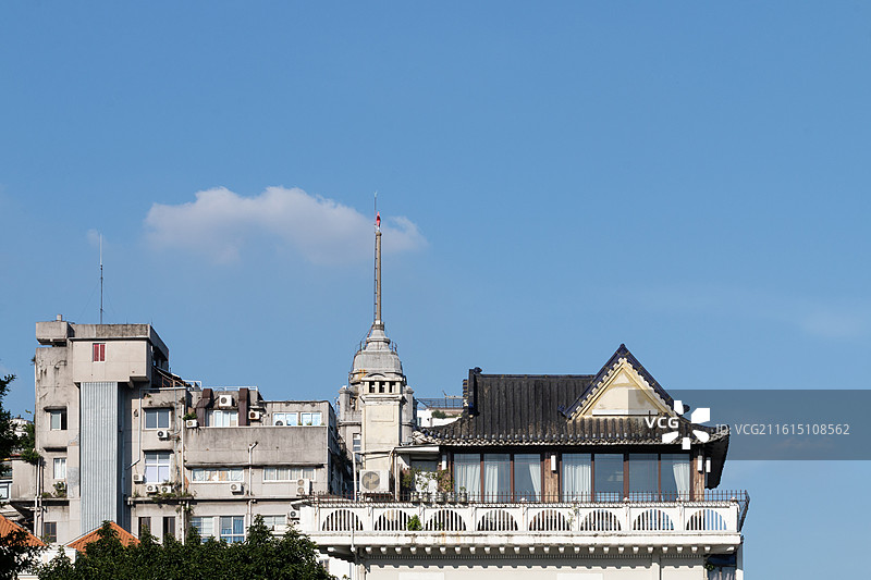 低视角下的广州邮政博览馆和南方大厦特写镜头自然风光图片素材