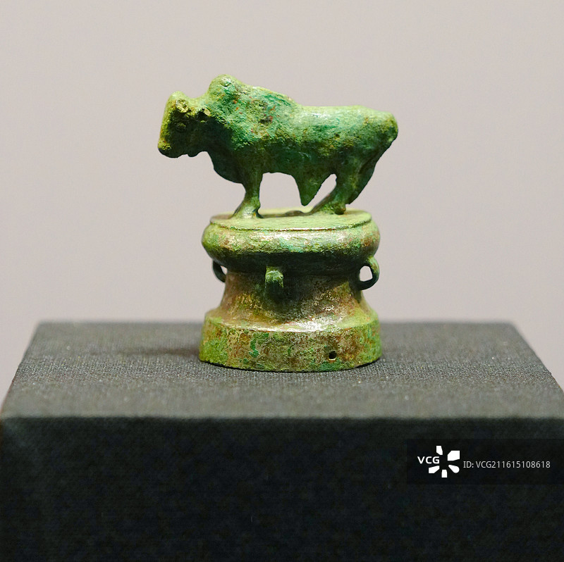 广西壮族自治区博物馆中国西南地区青铜文明特展西汉时期青铜鼓形牛杖首图片素材