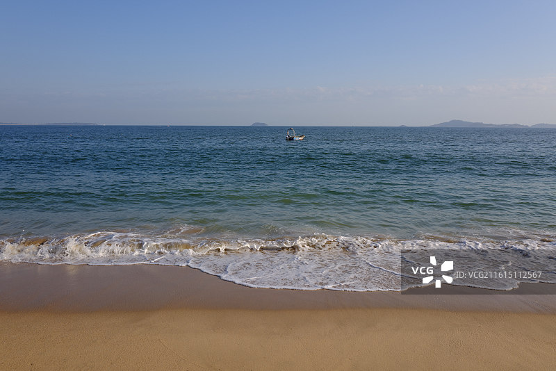厦门椰风寨沙滩，海水由碧蓝色向碧绿色过渡，再变成白色泡沫翻涌上岸图片素材