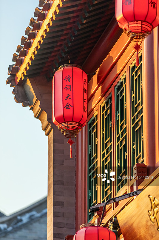 北京前门大街大栅栏新年装饰高高悬挂的新年灯笼，春节，旅游，北京旅游，年俗，年味，北京胡同游，元宵节图片素材