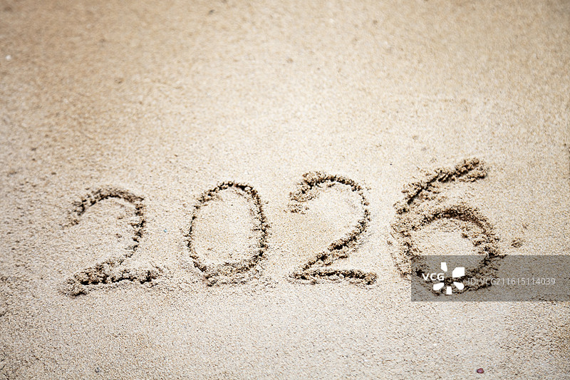 大海米白色沙滩上写下数字2026图片素材