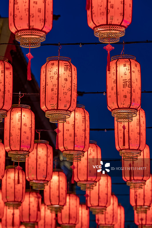 北京前门大街大栅栏新年装饰高高悬挂的新年灯笼，春节，旅游，北京旅游，年俗，年味，北京胡同游，元宵节图片素材