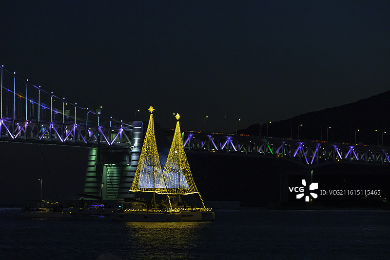 夜幕下的船图片素材