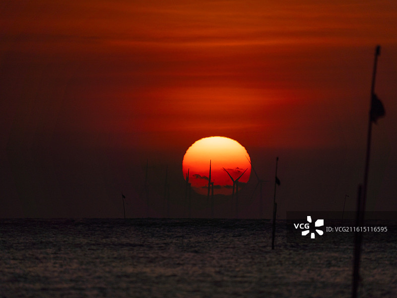 珠海市金湾区横石基海上风车欧米伽日出图片素材