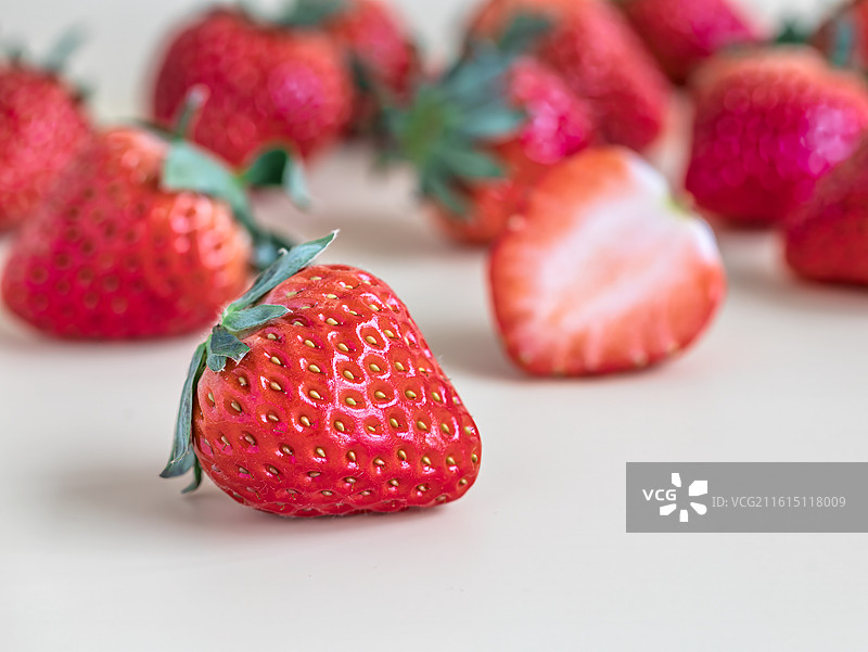 白色背景下草莓的特写镜头图片素材