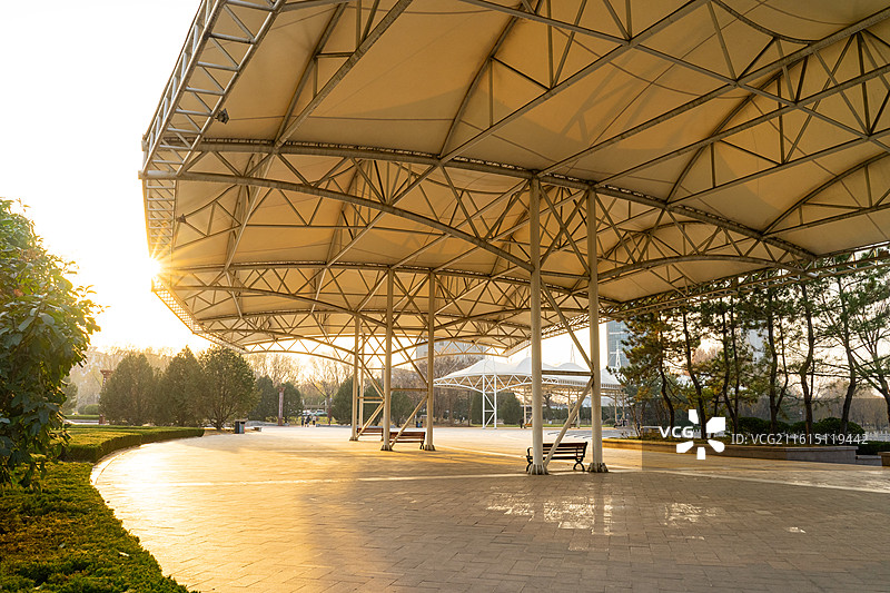 中国山东省济宁市泗水县圣源湖公园风景区，金属管子拼接的公共建筑天花板，户外白昼无人图像摄影图片素材