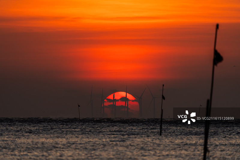 珠海市金湾区横石基海上风车欧米伽日出图片素材