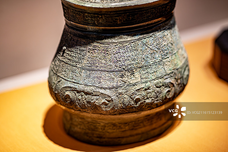 青铜器百年守护从紫禁城到故宫博物院午门特展故宫博物院藏春秋青铜蟠蛇纹卣图片素材