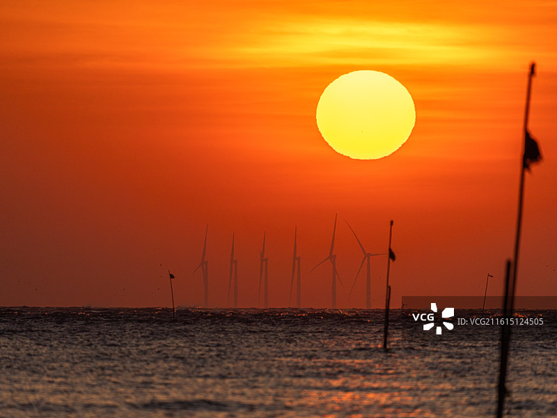 珠海市金湾区横石基海上风车欧米伽日出图片素材