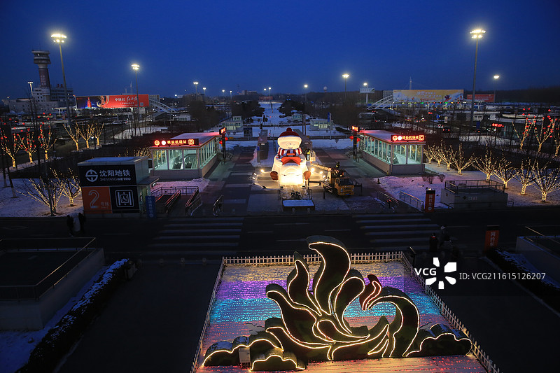 2026年1月13日，在辽宁省沈阳市桃仙国际机场，雪人一家四口和高大雪人， 迎接国內外游客。图片素材