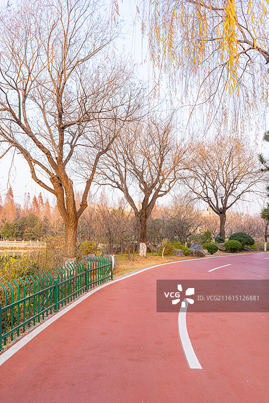 中国山东省济宁市泗水县圣源湖公园风景区，红色的延伸的塑胶跑道散步道，户外白昼无人图像摄影图片素材