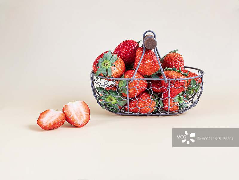 白色背景下篮子里草莓的特写镜头图片素材