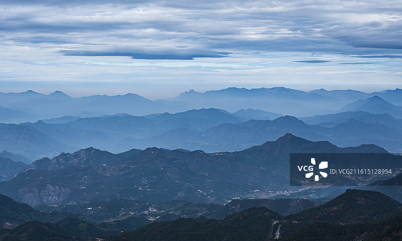 安徽安庆市潜山天柱山世界地质公园蓝色调印象风光背景——高空眺望连绵起伏峰峦叠嶂的一道道云雾山峦图片素材