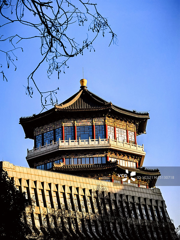 一座具有传统中式建筑风格的塔楼图片素材