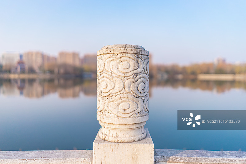 中国山东省济宁市泗水县圣源湖公园，一轴、一水、四区，圣源湖公园里汉白玉围栏，户外白昼无人图像摄影图片素材