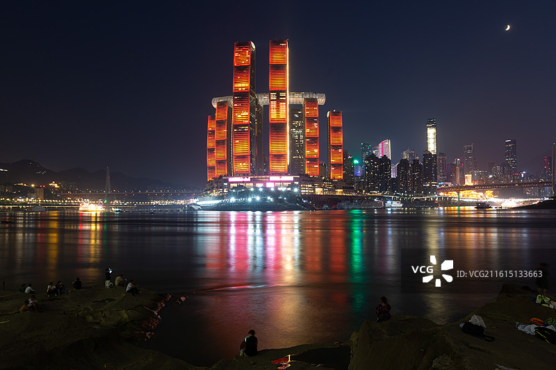浪花与重庆地标来福士与两江交汇图片素材