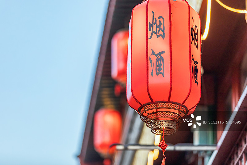 北京前门大街大栅栏新年装饰高高悬挂的新年灯笼，春节，旅游，北京旅游，年俗，年味，北京胡同游，元宵节图片素材